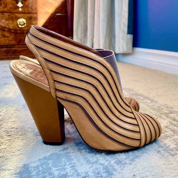 Givenchy 00s Peep Toe Slingback Tan Leather Heels - Picture 4 of 11